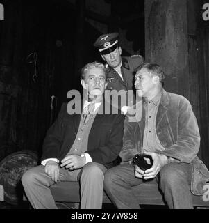 Prove di incidente a Vichy Nrighton, Susssex: Picture mostra gli attori Left to Right Sir Alec Guinness; Jeremy Kemp e Anthony Quayle durante le prove generali della commedia Inc ident at Vichy di Arthur Miller che ha la sua prima inglese al teatro qui il 10 gennaio 1966 9 gennaio 1966 Foto Stock