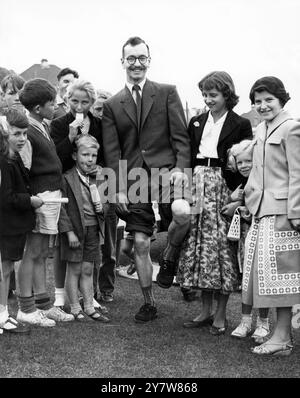 Vincitore della gara di ginocchio Knobbly Knee, Fete Oakfield Park, Dartford, Kent, Inghilterra. - 28 giugno 1958 Foto Stock