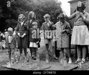 Darenth Village Fete : bambini che si godono una partita di "pesca" alla festa che si tiene a Darenth Vicarage, Kent, Inghilterra. - 31 luglio 1961 Foto Stock