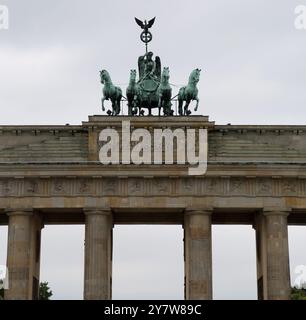 Dettaglio dalla porta di Brandeburgo, monumento neoclassico del XVIII secolo a Berlino, Germania Foto Stock