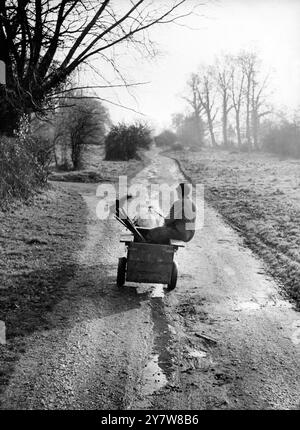 L'unica donna ad aver controllato in Inghilterra. Il modo di lavorare - Signora Olive Walker, 53 anni, una terza generazione di scampo da Worplesdon, Surrey. Le scope e le canne costavano circa 6 sterline a set e quando entrò nel commercio durante la seconda guerra mondiale il suo costo totale era di 15 sterline. Va in giro su un carro fatto in casa tirato da un pony Shetalnd di 14 anni di nome Silver. Funzione per Picture Post, 1951. Fotografia di George Douglas Foto Stock