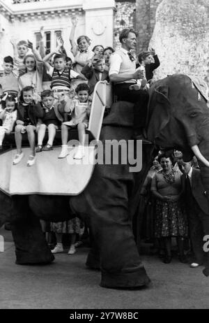 IL PACHYDERM A BENZINA INCONTRA LA FOLLA DI MARGATE 1200 kg di elefante che è arrivato ieri a Margate per deliziare la folla e portare i bambini a fare giri non era interessato ai panini e non ha mai visto la giungla . Jeannie , anche se più realistico da guardare , è puramente meccanico , a benzina ma può muovere il suo tronco e la testa e camminare . Sig. Frank Stuart , l' inventore , che ha ricevuto ordini di repliche da molte parti del mondo , ha dovuto richiedere una licenza stradale per l' elefante . L'IMMAGINE MOSTRA:-con un "Manout" bianco ai comandi, Jeannie porta i bambini a fare un giro Foto Stock