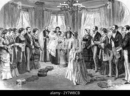 Il battesimo del defunto Principe Alfredo a Buckingham Palace , 30 novembre 1874 con il Duca e Duchessa di Edimburgo, Dr Tait , Arcivescovo di Canterbury , Regina Vittoria, il Principe di Galles , lo Czarevitch Alfredo, Principe ereditario di Sassonia-Coburgo e Gotha (Alfred Alexander William Ernest Albert; 15 ottobre 1874 – 6 febbraio 1899), era il figlio ed erede apparente di Alfredo, Duca di Sassonia-Coburgo e Gotha. Morì all'età di 24 anni in circostanze ancora non del tutto chiare. Era cugino di primo grado del re Giorgio V del Regno Unito, del Kaiser Guglielmo II di Germania e dello zar Nicola II di Russia. 18 Foto Stock