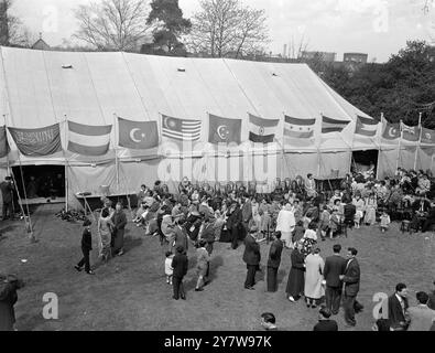 Sui posti a sedere all'esterno del tendone si trova l'overflow dalla Moschea Shah Jehan di Woking oggi, dato che circa 2000 musulmani hanno partecipato all'ID al-Fit (Fast Breaking Festival). Questo per porre fine al grande digiuno dell anno musulmano , una festa di preghiera, festa e riunione. Ci sono oltre 100 000 musulmani residenti in questo paese .10 aprile 1959 Foto Stock
