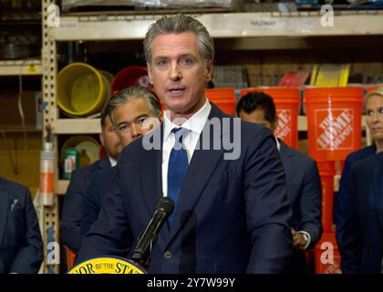 San Jose, CA - 16 agosto 2024: Il governatore Gavin Newsom parla a una conferenza stampa che annuncia 10 nuove leggi, una legislazione innovativa mirata ai combati Foto Stock