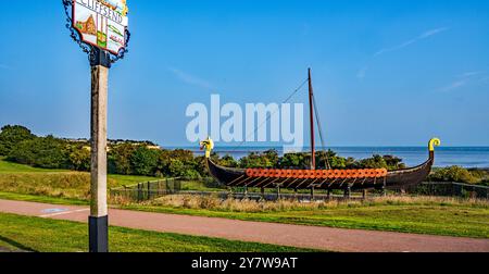 Replica di Viking Longship a Pegwell Bay, Kent. Foto Stock