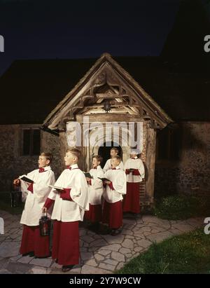 Coristi presso la Chiesa di San Nicola , Pyrford , Surrey , Inghilterra . Il suo interno è rimasto molto com'è stato eretto intorno al 1140 - 50 Foto Stock