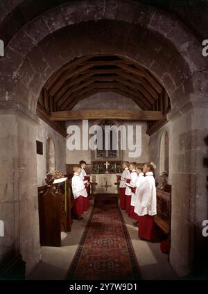 Choirboys al Chancel of St Nicholas , Pyrford , Surrey , Inghilterra . Il suo interno è rimasto molto com'è stato eretto intorno al 1140 - 50 Foto Stock