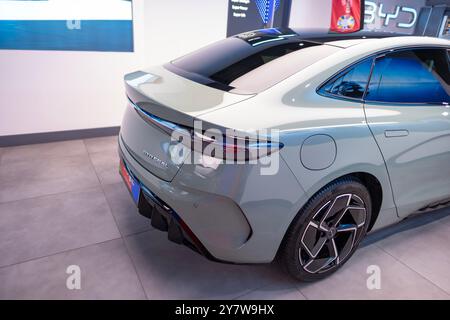Vista posteriore dell'auto elettrica con sigillo BYD Green New Sage, SUV produttore cinese in Studio, Elegance Vehicle in showroom, innovazione nell'industria automobilistica sh Foto Stock