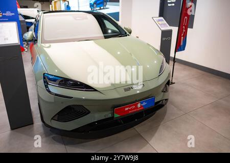 Vista frontale dell'auto elettrica New Sage Green BYD Seal, SUV produttore cinese in Studio, Elegance Vehicle in showroom, innovazione nell'industria automobilistica S Foto Stock