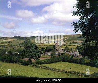 Widecombe-in-the-Moor, Dartmoor, Devon - un piccolo villaggio nel cuore del Parco Nazionale di Dartmoor. Si pensa che il nome derivi da Withy-combe che significa Willow Valley. Nel 2007 ci sono 196 famiglie nel villaggio. Al centro si trova la chiesa di San Pancrazio, conosciuta come la "Cattedrale dei Mori" in riconoscimento della sua torre di 120 metri e della capacità relativamente grande per un piccolo villaggio. La chiesa fu originariamente costruita nel XIV secolo, in stile perpendicolare (tardo gotico), utilizzando granito locale. Fu ampliato nei due secoli successivi, in parte sul proc Foto Stock