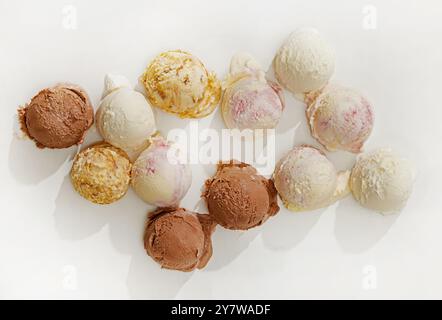 set di palline da gelato isolate su sfondo bianco, vista dall'alto Foto Stock