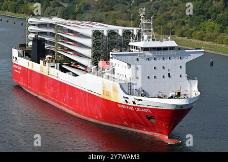 Ro-Ro-nave SUPER VELOCE LEVANTE passando per il Canale di Kiel diretto verso il mar baltico carico di ali da carico per centrali eoliche nes. Foto Stock