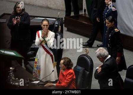 Mexiko Stadt, Messico. 1 ottobre 2024. Claudia Sheinbaum (l) fa un gesto di ringraziamento al presidente uscente del Messico Andres Manuel Lopez Obrador (r), in quanto ha giurato come nuovo presidente del Messico al Congresso. Crediti: Felix Marquez/dpa/Alamy Live News Foto Stock