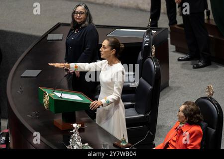 Mexiko Stadt, Messico. 1 ottobre 2024. Claudia Sheinbaum (M) presta giuramento come nuova presidente del Messico. Per la prima volta nella storia del Messico, una donna è a capo del paese latino-americano. Crediti: Felix Marquez/dpa/Alamy Live News Foto Stock