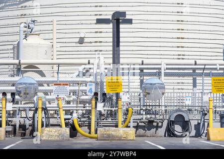 Oakand, CA - 30 agosto 2024: ARCHES TRUE ZERO Hydrogen Fuel hub al porto di Oakland. Stazioni di rifornimento per autobus e semi-camion. Foto Stock