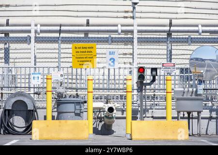 Oakand, CA - 30 agosto 2024: ARCHES TRUE ZERO Hydrogen Fuel hub al porto di Oakland. Stazioni di rifornimento per autobus e semi-camion. Foto Stock