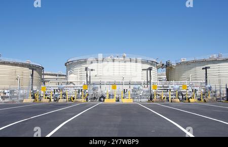 Oakand, CA - 30 agosto 2024: ARCHES TRUE ZERO Hydrogen Fuel hub al porto di Oakland. Stazioni di rifornimento per autobus e semi-camion. Foto Stock