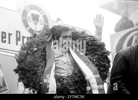 VITTORIA PER JACKIE STEWART Nurburgring, Germania. Un'ondata e un sorriso da parte di Jackie Stewart della Gran Bretagna dopo la sua vittoria nel Gran Premio di Germania qui il 4 agosto. Guidava una Matra Ford. 6 agosto 1968 Foto Stock