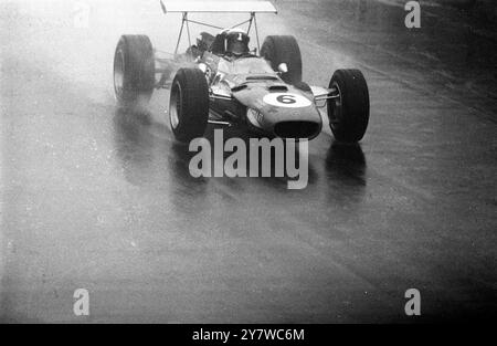 STEWART VINCE... Nurburgring, Germania: Jackie Stewart britannico al volante della sua Matra Ford durante la sua vittoria nel Gran Premio di Germania qui il 4 agosto. 6 agosto 1968 Foto Stock