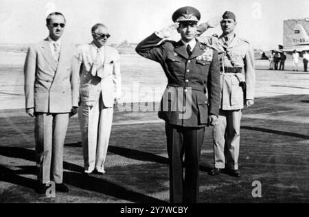 Lo scià lascia Bagdad per Teheran 24 agosto 1953 Baghdad: Lo scià di Persia, indossando l'uniforme di Air Marshal, saluta come inni nazionali di Iran e Iraq sono suonati all'aeroporto di Baghdad prima della sua partenza per Teheran. Da sinistra a destra sono: Principe ereditario Abdul Ilah dell'Iraq, ministro della difesa Nuri Pasha El-Said, scià e maggiore Mohammed Letayif, ADC del principe ereditario Abdul Ilah. Foto Stock