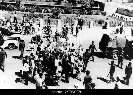 I sostenitori del primo ministro deposto Dr Mossadeq vengono arrestati nella piazza principale di Teheran durante le attività in città a seguito del colpo di stato del generale Zahedi . Le forze realiste chiesero allo scià di tornare il .21 agosto 1953 Foto Stock