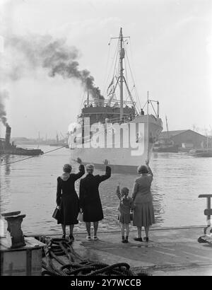 Mogli , figlie salgono alla Discovery Ila nave di ricerca reale Discovery II (1.036 tonnellate) salpò da West India Dock , Londra, nella prima tappa di un viaggio in Antartide che durerà quasi due anni . Il Discovery visiterà l' Oceano Indiano , il Pacifico e la sezione australiana dell' Antartico per osservare le correnti oceaniche , controllare le carte ed esplorare mari poco conosciuti . Il capitano della nave è il comandante J F Blackburn , DSO , . RN (retd) , Photo Shows: Saluta la Discovery II quando ha lasciato West India Dock. Le onde sono - da sinistra a destra - la signora Anne Bishop e la signorina Jean Foto Stock