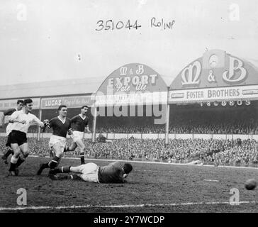 Harry Gregg, il portiere del Manchester United, sul campo come Hill segna il secondo gol del Fulham durante la semifinale di fa Cup tra Fulham e Manchester United a Villa Park. Le squadre pareggiarono 2-2, il replay si svolgerà a Highbury , Londra il 26 marzo 1958 .23 marzo 1958 Foto Stock