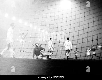 Il portiere del Manchester United Harry Gregg (a terra) guarda in giro disperato mentre il Benfica segna durante la partita di calcio della Coppa dei campioni del terzo turno qui ieri. Altri giocatori identificati sono: Norbert ( Nobby ) di Manchester Stiles, metà sinistra: Benfica (estrema sinistra) dentro sinistra Jose Augusto (numero 10) che ha segnato la rete; metà centro di Manchester Billy Foulkes (numero 5); il terzino sinistro di Manchester Noel Cantwell (numero 3); la pantera nera del Benfica, Eusebio, dentro destra (braccia sollevate, sfondo); il centro di Mancheseter, Bobby Charlton (bianco, estrema destra), Pedras (ala rossa) Foto Stock