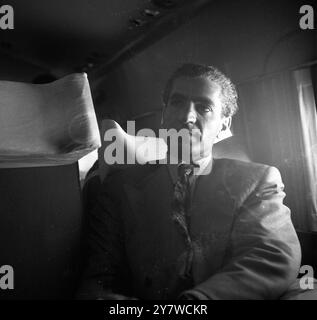 Scià di Persia sulla strada per Teheran23 agosto 1953 Mohammad Reza Pahlavi Foto Stock