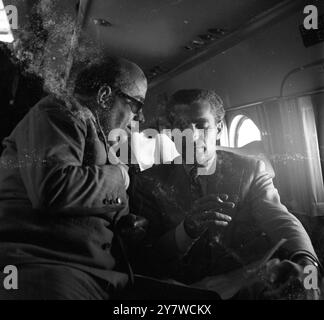 Scià di Persia sulla strada per Teheran23 agosto 1953 Mohammad Reza Pahlavi Foto Stock