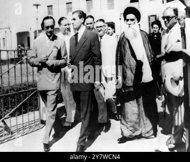 Shah viene inviato da Bagdad 23 agosto 1953 Baghdad: Passando per Baghdad sulla via del ritorno a Teheran, lo scià di Persia (centro) viene scortato all'aeroporto da Abdul Ilah, il principe ereditario dell'Iraq (con occhiali scuri), e Mohamed al Sadr, presidente del Senato iracheno (con la barba). Lo scià pilotò il suo aereo fino a Teheran, dove fu accolto. Foto Stock