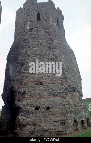 Roman Pharos a dover nel Kent. - Il faro romano si trova sulla sommità della collina, all'interno della linea delle tarde costruzioni sassoni. Si trova all'estremità occidentale della chiesa. La struttura si sviluppa in cinque fasi di cui la più alta è medievale. Questo reca uno scudo che è stato attribuito, anche se con qualche dubbio, a Sir Richard de Pembridge, Conestabile del Castello nel 1369, data in linea con la semplice testa a balze delle finestre. Le quattro fasi inferiori sono romane e sono costruite con macerie di selce originariamente incassate in bugnato di tufo con corsi di incollaggio delle piastrelle. La muratura contiene Foto Stock