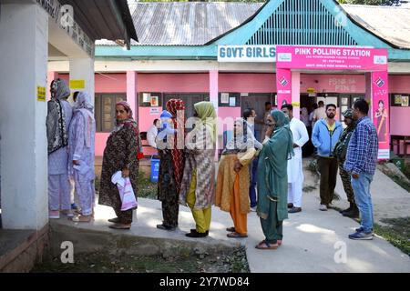 Srinagar, India. 1 ottobre 2024. Le donne si stanno schierando per votare nella zona di Pattan nel Kashmir settentrionale il 1° ottobre 2024, nell'ambito della terza fase delle elezioni di assemblea nella regione. È prevista la fase per l' inizio delle votazioni in 40 seggi in sette distretti del Jammu e del Kashmir nella terza e ultima fase delle elezioni di assemblea nel territorio dell' Unione . Circa 415 candidati sono nella mischia da questi 40 seggi - 16 nella regione del Kashmir e 24 nella regione del Jammu dello stato precedente. (Foto di Danish Showkat Credit: SIPA USA/Alamy Live News Foto Stock