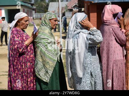 Srinagar, India. 1 ottobre 2024. Le donne si stanno schierando per votare nella zona di Pattan nel Kashmir settentrionale il 1° ottobre 2024, nell'ambito della terza fase delle elezioni di assemblea nella regione. È prevista la fase per l' inizio delle votazioni in 40 seggi in sette distretti del Jammu e del Kashmir nella terza e ultima fase delle elezioni di assemblea nel territorio dell' Unione . Circa 415 candidati sono nella mischia da questi 40 seggi - 16 nella regione del Kashmir e 24 nella regione del Jammu dello stato precedente. (Foto di Danish Showkat Credit: SIPA USA/Alamy Live News Foto Stock