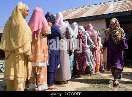 Srinagar, India. 1 ottobre 2024. Le donne si stanno schierando per votare nella zona di Pattan nel Kashmir settentrionale il 1° ottobre 2024, nell'ambito della terza fase delle elezioni di assemblea nella regione. È prevista la fase per l' inizio delle votazioni in 40 seggi in sette distretti del Jammu e del Kashmir nella terza e ultima fase delle elezioni di assemblea nel territorio dell' Unione . Circa 415 candidati sono nella mischia da questi 40 seggi - 16 nella regione del Kashmir e 24 nella regione del Jammu dello stato precedente. (Foto di Danish Showkat Credit: SIPA USA/Alamy Live News Foto Stock