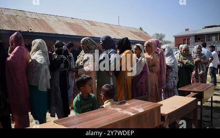 Srinagar, India. 1 ottobre 2024. Le donne si stanno schierando per votare nella zona di Pattan nel Kashmir settentrionale il 1° ottobre 2024, nell'ambito della terza fase delle elezioni di assemblea nella regione. È prevista la fase per l' inizio delle votazioni in 40 seggi in sette distretti del Jammu e del Kashmir nella terza e ultima fase delle elezioni di assemblea nel territorio dell' Unione . Circa 415 candidati sono nella mischia da questi 40 seggi - 16 nella regione del Kashmir e 24 nella regione del Jammu dello stato precedente. (Foto di Danish Showkat Credit: SIPA USA/Alamy Live News Foto Stock