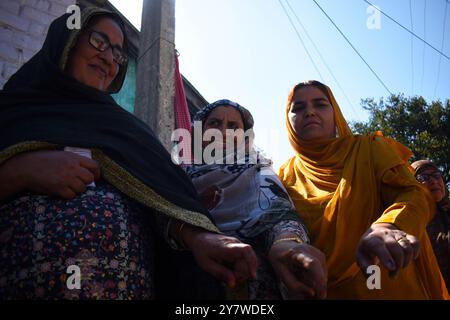 Srinagar, India. 1 ottobre 2024. Le donne sono orgogliosamente esposte con l'inchiostro indelebile sulle dita dopo aver espresso il loro voto durante la terza fase delle elezioni dell'assemblea del Jammu e del Kashmir a Baramulla, India, il 1° ottobre 2024.la fase delle votazioni inizierà in 40 seggi in sette distretti del Jammu e del Kashmir nella terza e ultima fase delle elezioni dell'assemblea nel territorio dell'Unione. Circa 415 candidati sono nella mischia da questi 40 seggi - 16 nella regione del Kashmir e 24 nella regione del Jammu dello stato precedente. (Foto di Danish Showkat Credit: SIPA USA/Alamy Live News Foto Stock