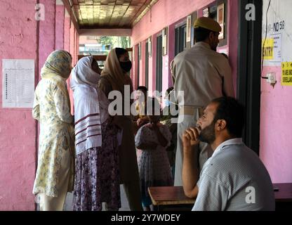 Srinagar, India. 1 ottobre 2024. Le donne si stanno schierando per votare nella zona di Pattan nel Kashmir settentrionale il 1° ottobre 2024, nell'ambito della terza fase delle elezioni di assemblea nella regione. È prevista la fase per l' inizio delle votazioni in 40 seggi in sette distretti del Jammu e del Kashmir nella terza e ultima fase delle elezioni di assemblea nel territorio dell' Unione . Circa 415 candidati sono nella mischia da questi 40 seggi - 16 nella regione del Kashmir e 24 nella regione del Jammu dello stato precedente. (Foto di Danish Showkat Credit: SIPA USA/Alamy Live News Foto Stock