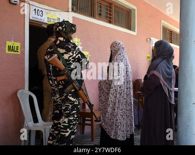 Srinagar, India. 1 ottobre 2024. Le donne si stanno schierando per votare nella zona di Pattan nel Kashmir settentrionale il 1° ottobre 2024, nell'ambito della terza fase delle elezioni di assemblea nella regione. È prevista la fase per l' inizio delle votazioni in 40 seggi in sette distretti del Jammu e del Kashmir nella terza e ultima fase delle elezioni di assemblea nel territorio dell' Unione . Circa 415 candidati sono nella mischia da questi 40 seggi - 16 nella regione del Kashmir e 24 nella regione del Jammu dello stato precedente. (Foto di Danish Showkat Credit: SIPA USA/Alamy Live News Foto Stock