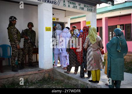 Srinagar, India. 1 ottobre 2024. Le donne si stanno schierando per votare nella zona di Pattan nel Kashmir settentrionale il 1° ottobre 2024, nell'ambito della terza fase delle elezioni di assemblea nella regione. È prevista la fase per l' inizio delle votazioni in 40 seggi in sette distretti del Jammu e del Kashmir nella terza e ultima fase delle elezioni di assemblea nel territorio dell' Unione . Circa 415 candidati sono nella mischia da questi 40 seggi - 16 nella regione del Kashmir e 24 nella regione del Jammu dello stato precedente. (Foto di Danish Showkat Credit: SIPA USA/Alamy Live News Foto Stock