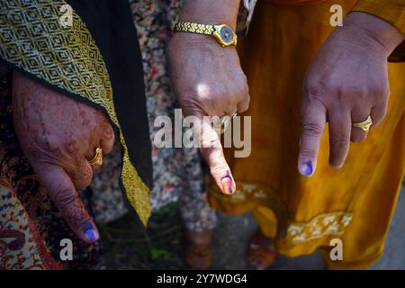 Srinagar, India. 1 ottobre 2024. Le donne hanno mostrato con orgoglio l'inchiostro indelebile sulle dita dopo aver espresso i loro voti durante la terza fase delle elezioni dell'assemblea del Jammu e del Kashmir a Baramulla, India, il 1° ottobre 2024.la fase di votazione è fissata per iniziare in 40 seggi in sette distretti del Jammu e del Kashmir nella terza e ultima fase delle elezioni dell'assemblea nel territorio dell'Unione. Circa 415 candidati sono nella mischia da questi 40 seggi - 16 nella regione del Kashmir e 24 nella regione del Jammu dello stato precedente. (Foto di Danish Showkat Credit: SIPA USA/Alamy Live News Foto Stock