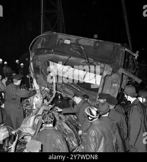 Tutti gli occhi sono centrati sul divario da cui il pompiere sta emergendo.... Le operazioni di salvataggio sono in corso tra i rottami dell'incidente ferroviario Hastings - Charing Cross. Il treno saltò le linee a Hither Green mentre viaggiava a oltre 50 km/h. Gli ultimi dati indicano che 51 persone sono rimaste uccise e 139 ferite . 6 novembre 1967 Foto Stock