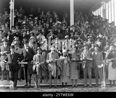 Al Melton Hunt Steeplechases a Burton Lazars , Leicestershire . Veduta generale degli spettatori nella tribuna . 13 aprile 1921 Foto Stock