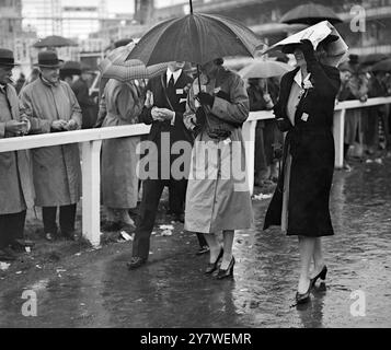 Alla riunione della regata di Ascot - scene piovose dell'ultimo giorno di Ascot . 16 giugno 1939 Foto Stock