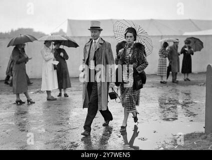 Alla riunione della regata di Ascot - scene piovose dell'ultimo giorno di Ascot . 16 giugno 1939 Foto Stock