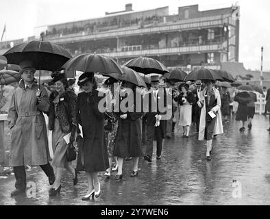 Al raduno di regate di Ascot - arrivi con il tempo piovoso nell'ultimo giorno di Ascot. 16 giugno 1939 Foto Stock