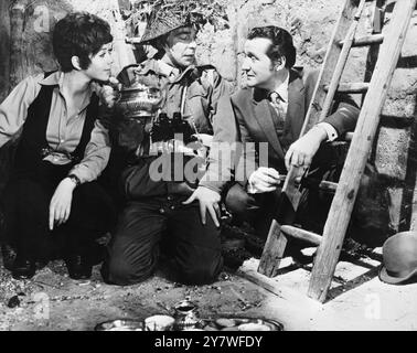 I Vendicatori Linda Thorson nel ruolo di Tara King e Patrick Macnee nel ruolo di John Steed. Nella foto prendere il tè sulle manovre dell'esercito con il brigadiere Wishforth-Brown interpretato da Anthony Newlands 27 settembre 1968 ©TopFoto Foto Stock