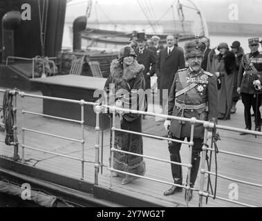 Re Ferdinando di Romania e la regina Maria al fianco dello Yacht reale al loro arrivo a dover. 12 maggio 1924 Foto Stock