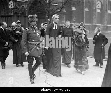 Re Ferdinando di Romania e la regina Maria lasciarono l'abbazia di Westminster dopo aver posto una corona sulla tomba del Guerriero sconosciuto . 12 maggio 1924 Foto Stock